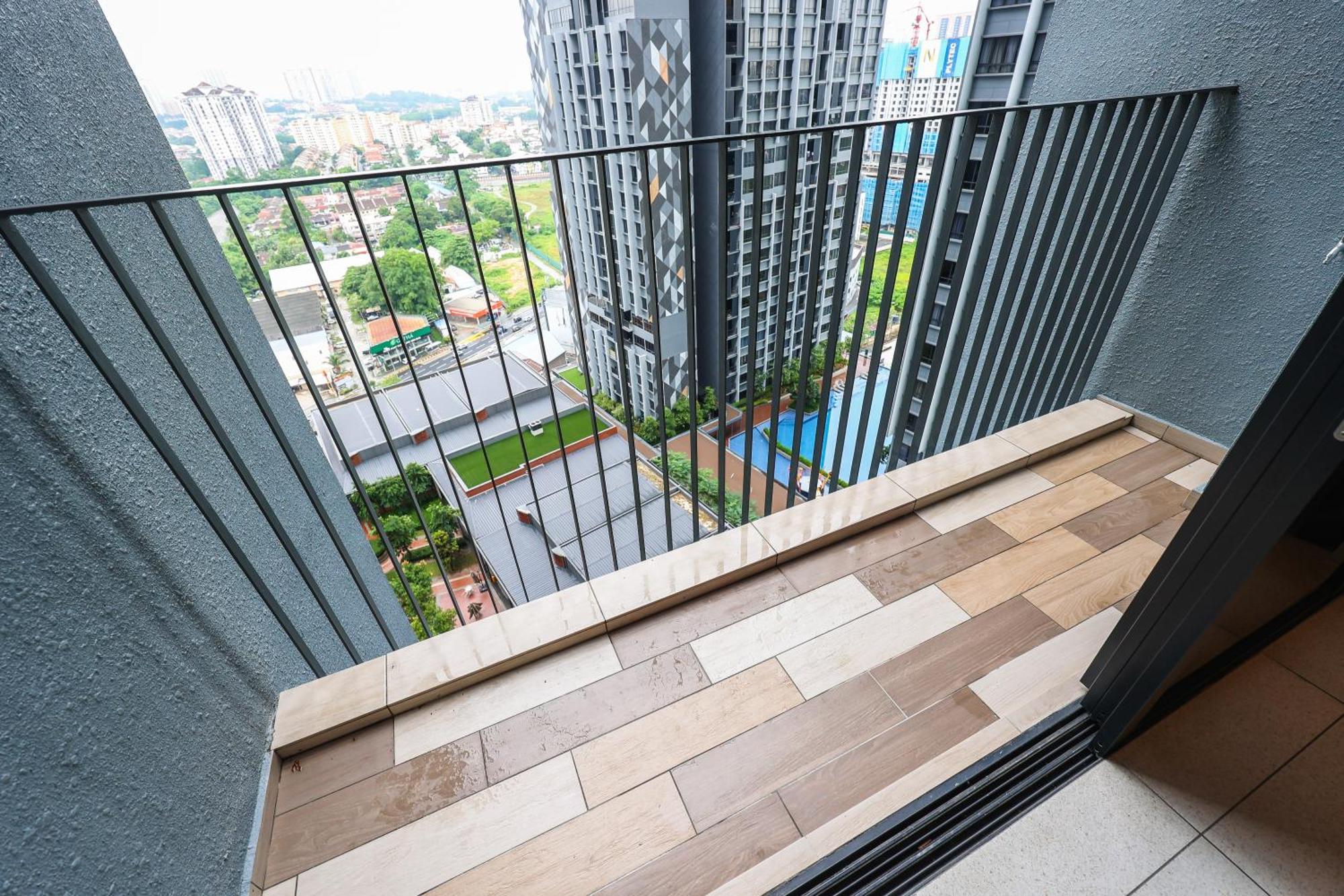 Millerz Square By Mykey Apartment Kuala Lumpur Exterior foto A balcony in a condominium