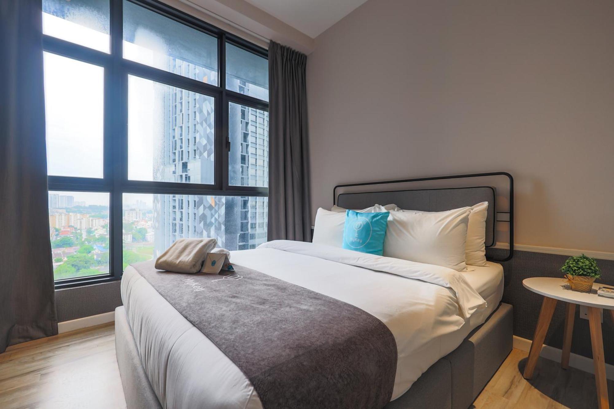 Millerz Square By Mykey Apartment Kuala Lumpur Exterior foto A bedroom at a serviced apartment in Kuala Lumpur, Malaysia.