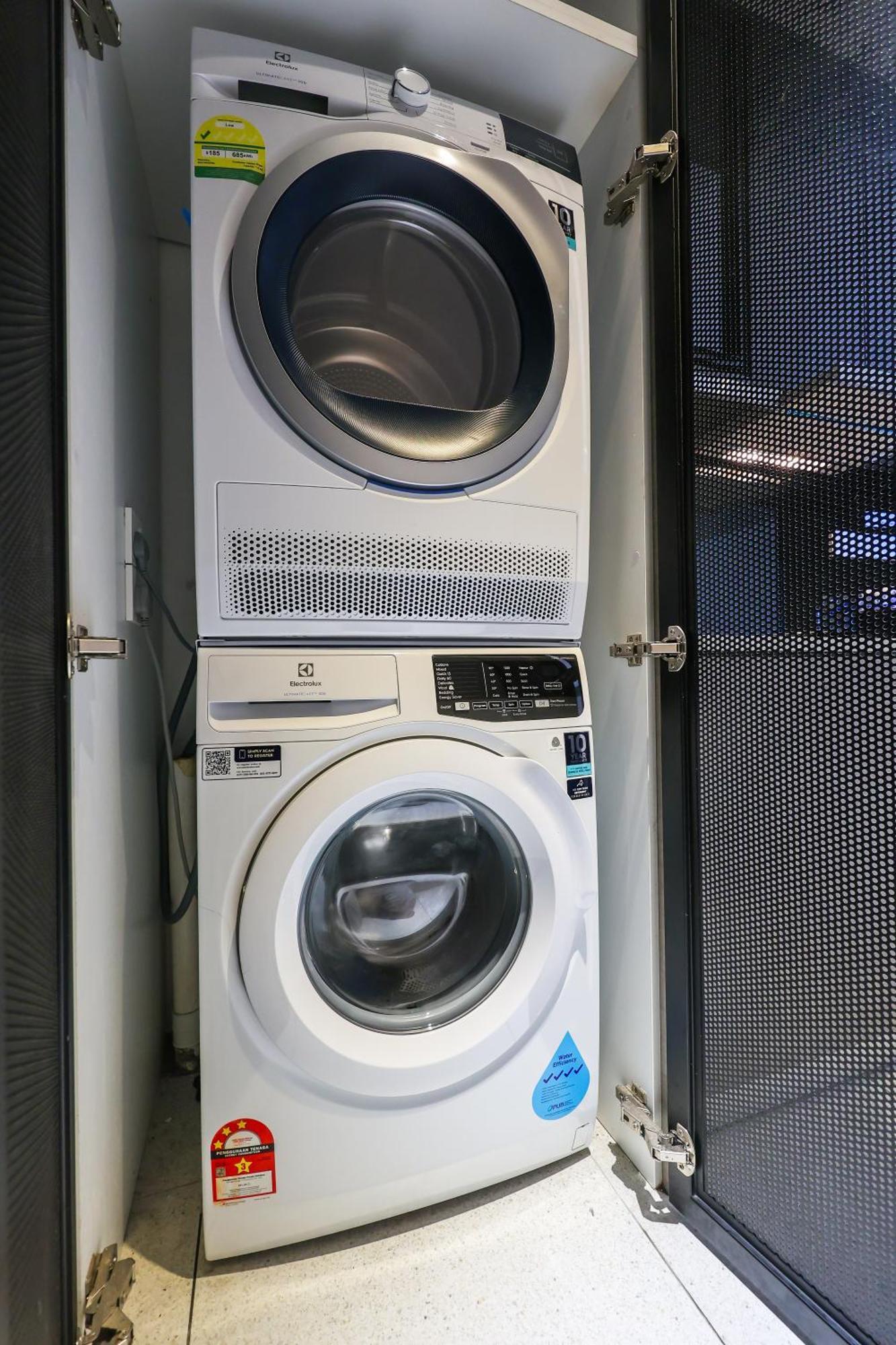 Millerz Square By Mykey Apartment Kuala Lumpur Exterior foto A clothes dryer (top) and a washing machine (bottom)