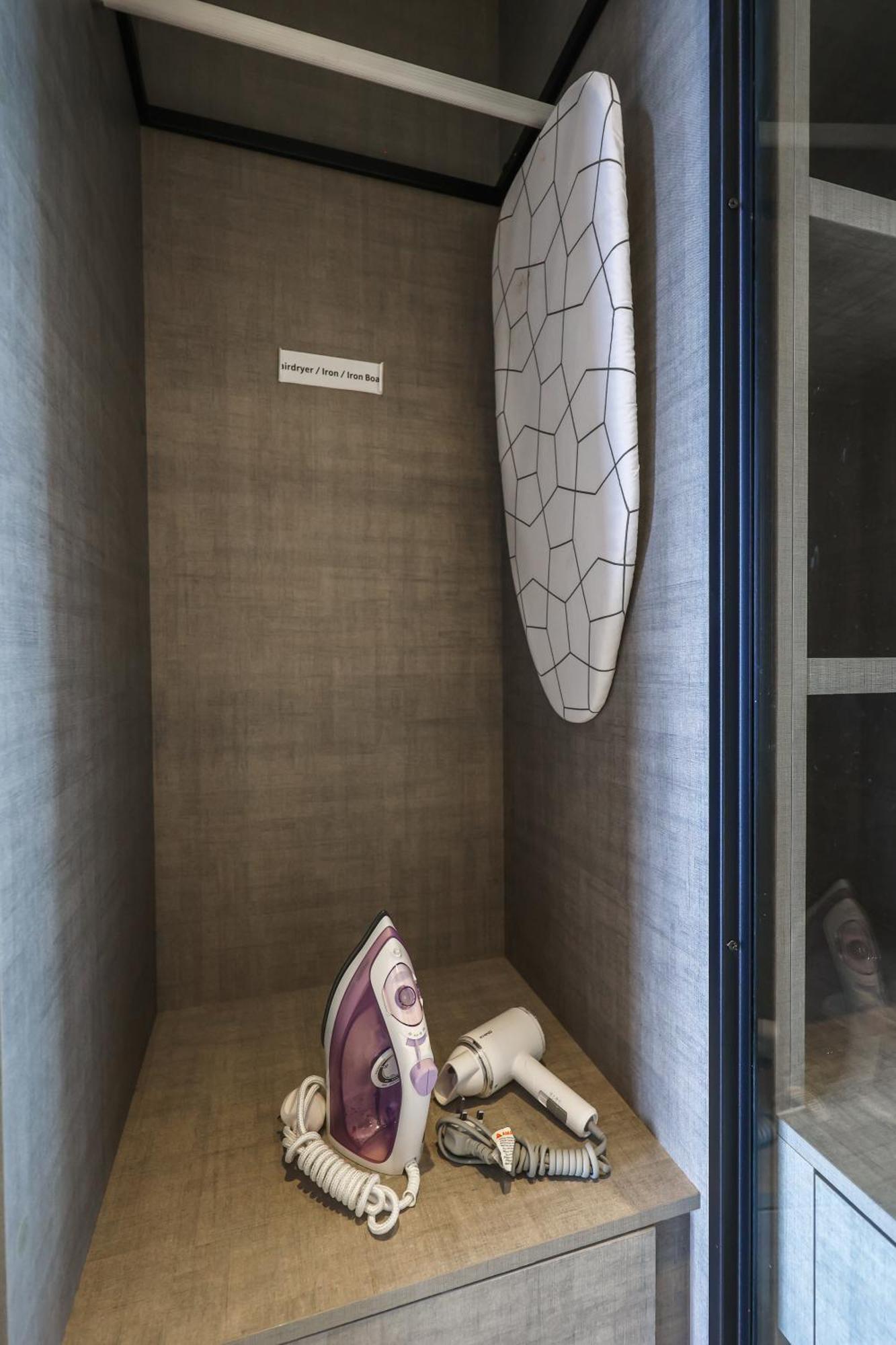 Millerz Square By Mykey Apartment Kuala Lumpur Exterior foto A surfboard in a hotel room