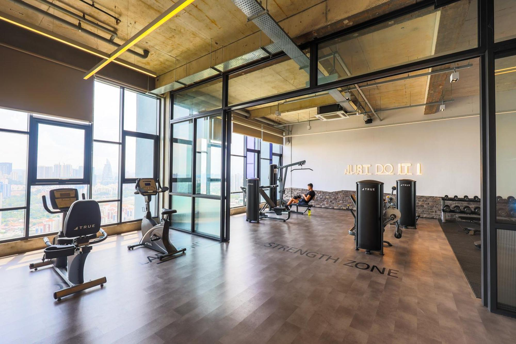 Millerz Square By Mykey Apartment Kuala Lumpur Exterior foto The gym at the 100th floor